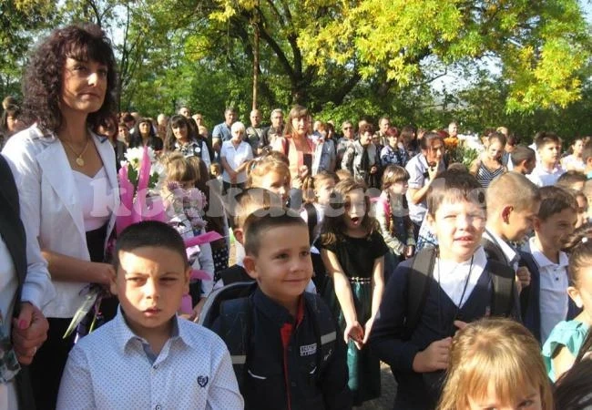 Ученици трогнаха директора си на първия учебен ден
