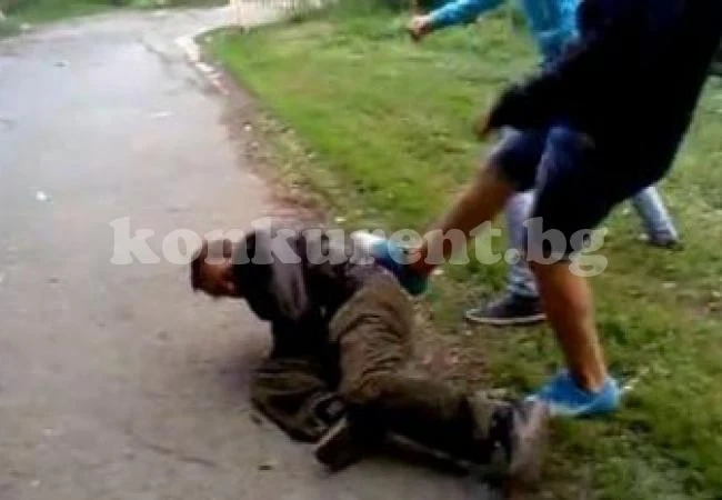 Разбиха носа на младеж в училищен двор