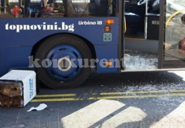 Вбесен съпруг потроши автобус с кошче за боклук