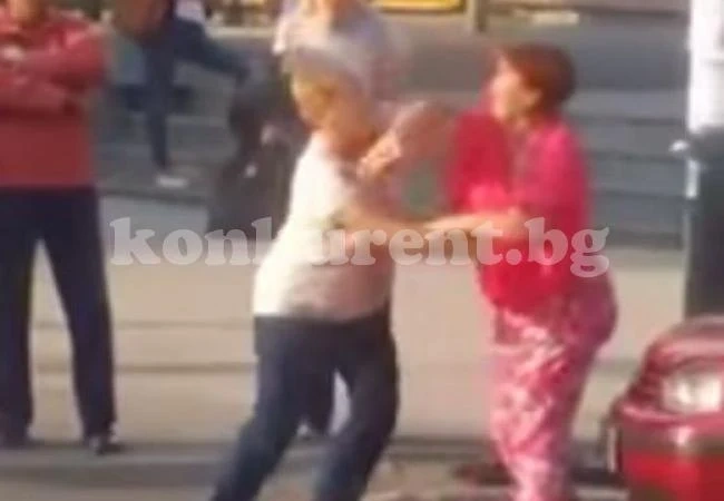 Женски бой насред улицата след отнето предимство (ВИДЕО)
