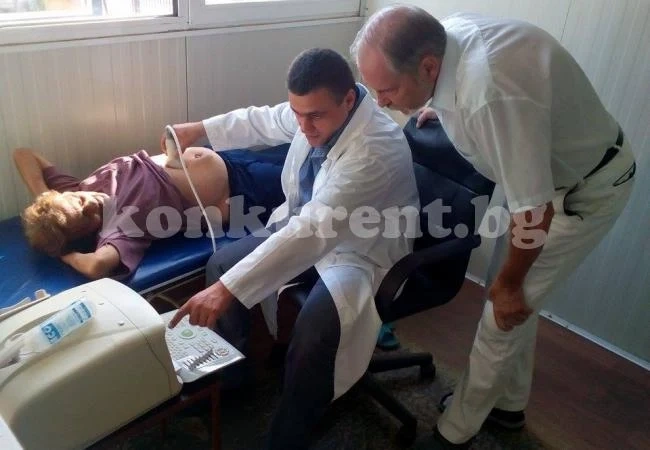 Депутат дари медицинска апаратура за роми