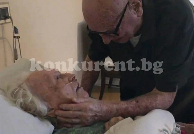 92-годишен дядо пее любовна песен на умиращата си съпруга
