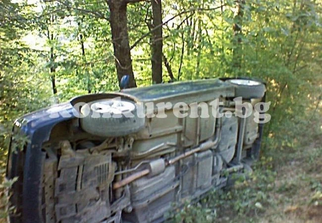 Кола се метна в дере, двама пострадаха