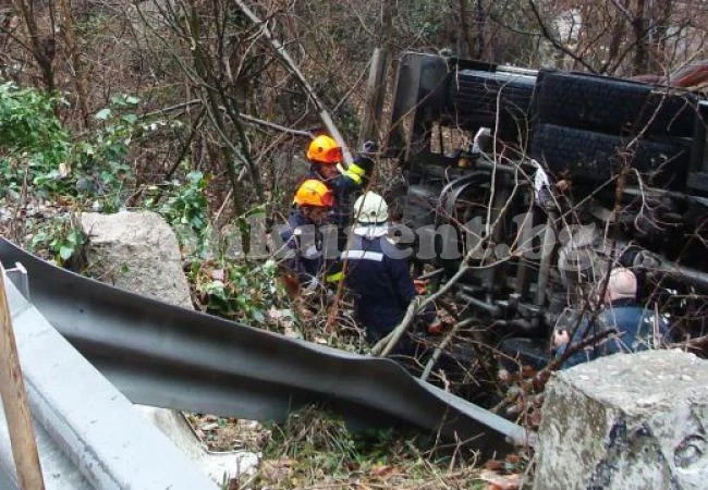 Две коли се хвърлиха в дере на прокълнат завой