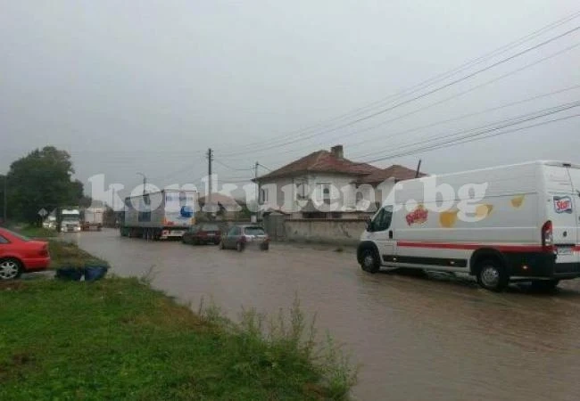 Затвориха главния път Пловдив-Свиленград заради потопа, движението е отклонено към „АМ” Тракия и Асеновград