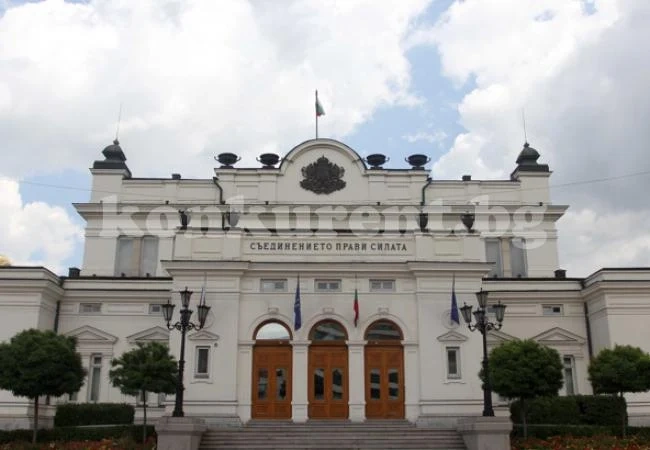 Отцепиха движението пред Народното събрание заради пожарогасител