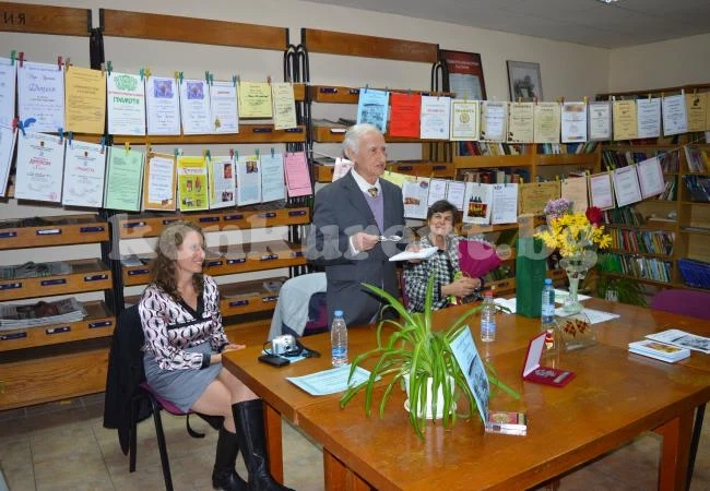 Автор посвети книга на поетеса от Враца