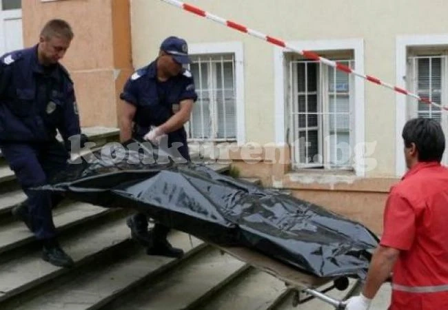 Нелепо! Възрастна жена се подхлъзна, удари се в камион и почина