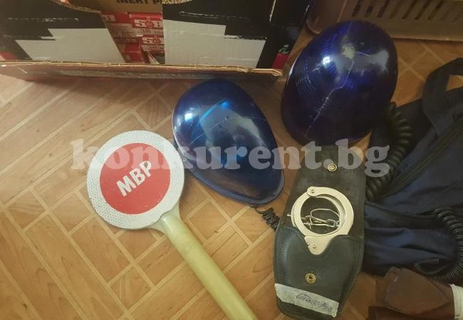 Мъж кътал незаконни оръжия и полицейска палка в дома си