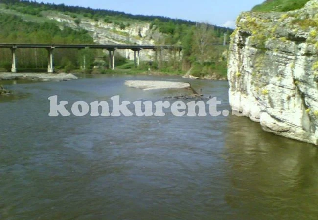 Река Искър потекла жълта край Брусен
