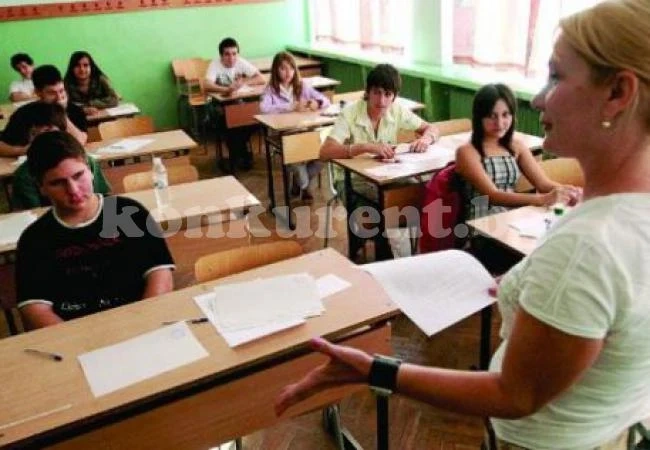 Всички учители и директори с оценки от 2016 г.