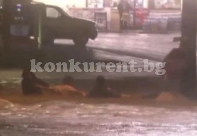 Ужасяващи кадри от потопа в Южна Каролина