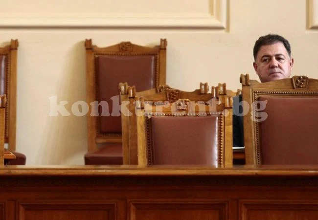 Ненчев не прие оставката на Бакалов