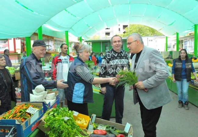 Николай Иванов посети търговците от пазар “Леонова”