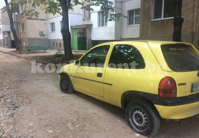 Коли на паркинг във Враца осъмнаха с нарязани гуми