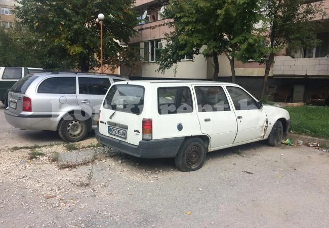 Заловиха мъж, срязал гумите на кола в в ж.к. Дъбника