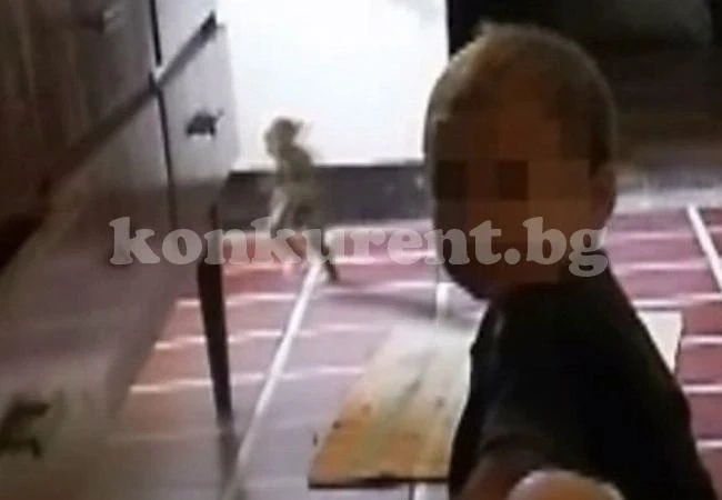 Майка засне как гоблин тича около детето й