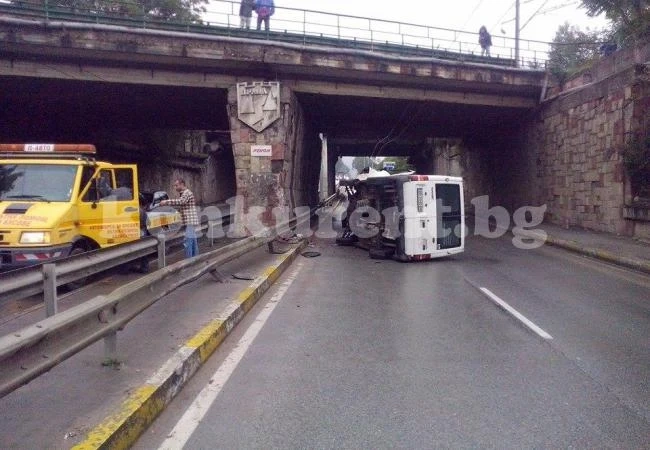 ВИДЕО: Микробус се обърна в подлез във Враца