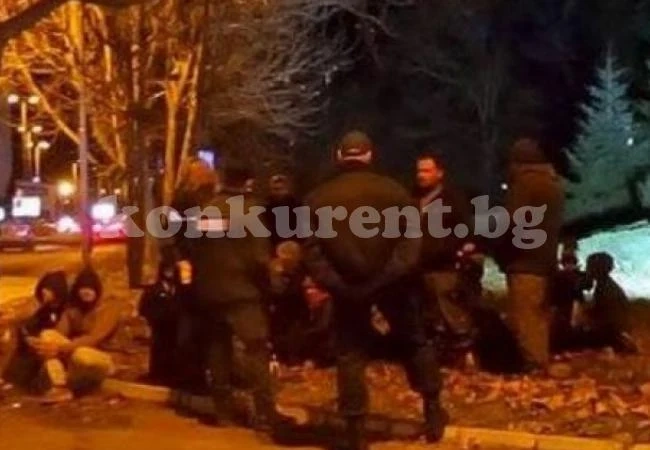 12 бежанци катастрофираха натъпкани в кола