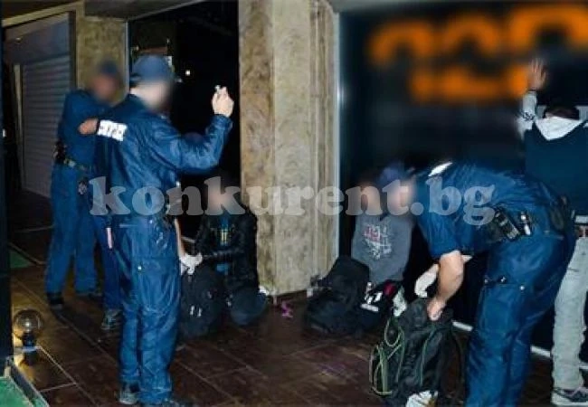 Откриха 47 бежанци, скрити в частен имот