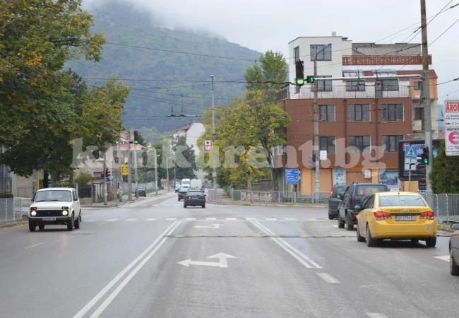 Светофарна уредба във Враца спира заради стар кабел
