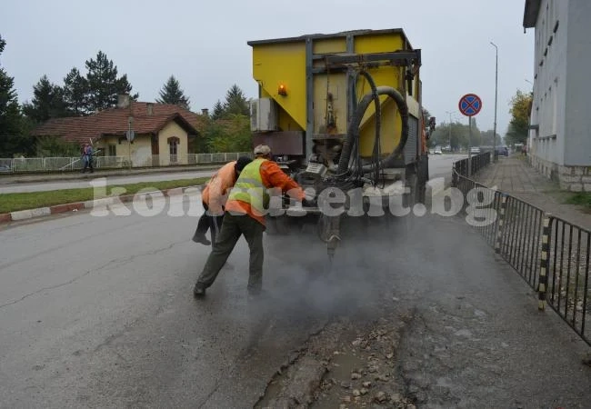 Запълват дупки във Враца
