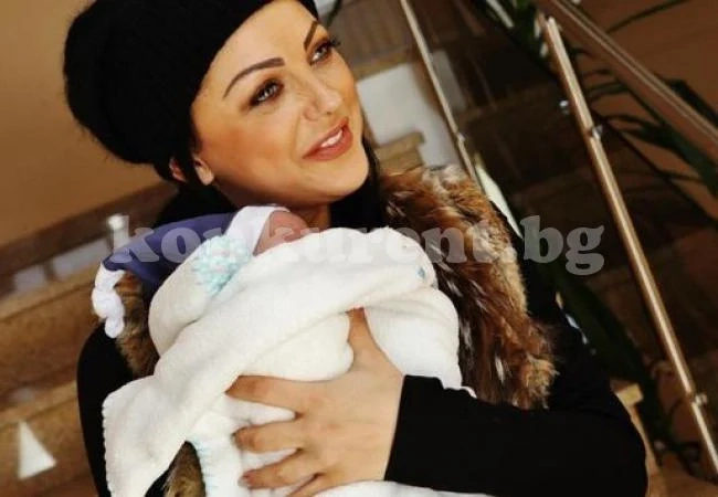 Емануела се стопи от грижи по бебето, не дава на друг да го гледа