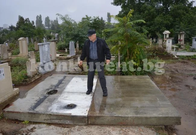 Бетонирана шахта става костница в стария гробищен парк на Враца
