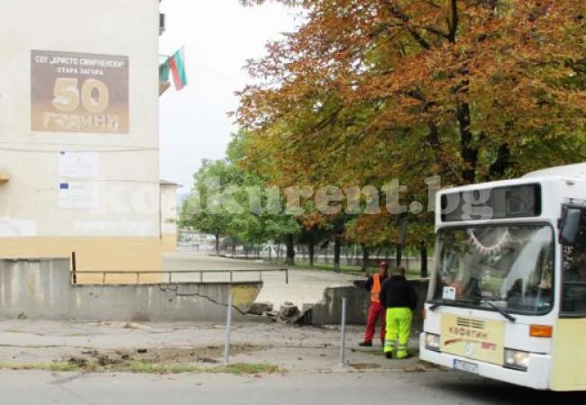 Камион помете училищна ограда, в двора било пълно с деца