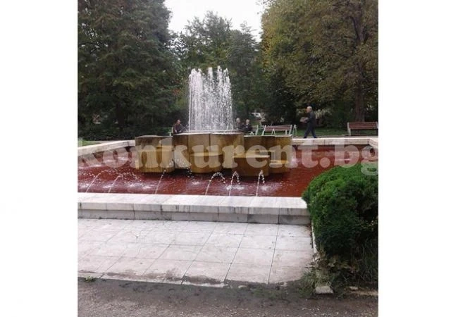 Фонтан в Монтана осъмна червен