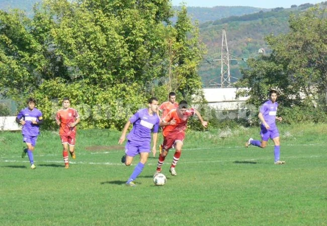 Ботев и Етър правят 1:1 в люто дерби с 4 червени картона