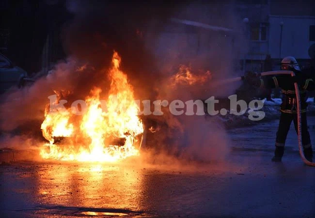 Огън лумтя в навеса на отец Иван