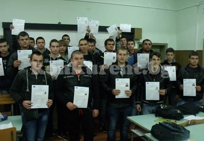 44 ученици от ПТГ „Н.Й. Вапцаров“ получиха сертификати