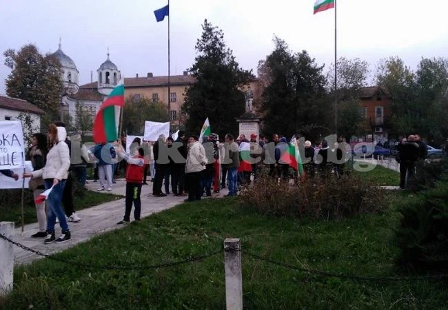 Село излезе на протест срещу избран за 6-и път кмет