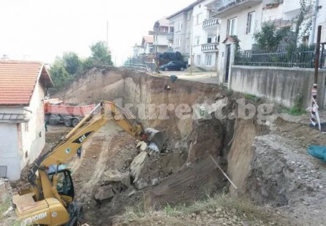 Срути се подпорна стена край жилищни сгради