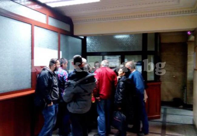 Скапа се системата за пропуски в Партийния дом! Журналисти бесни, закъсняват за Волен !
