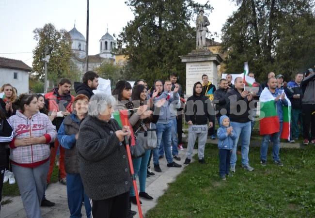 Втори ден протести в Моравица срещу кмета Жилковски