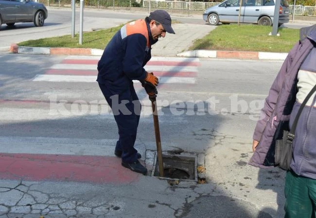 Почистват отводнителните шахти във Враца