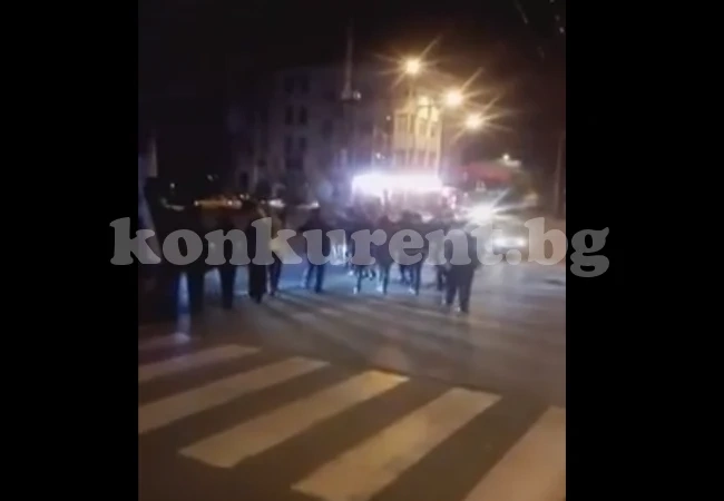 Кръшни хора се вият пред офиса на ГЕРБ във Враца