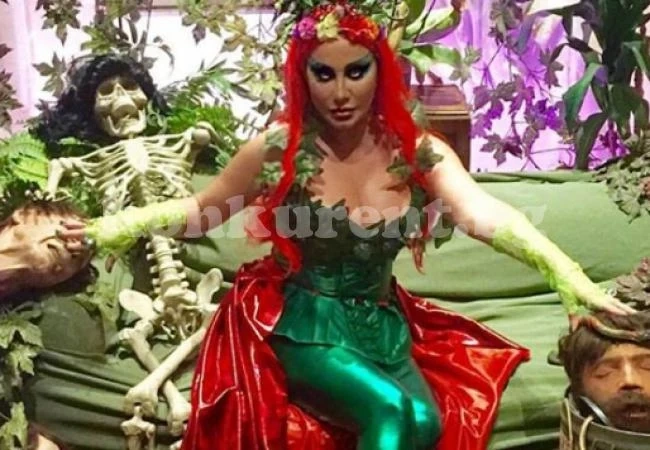 Дарина Павлова се снима с отрязани глави и скелети