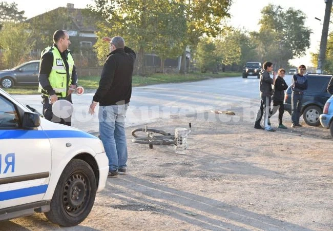 Шофьор помете човек на колело