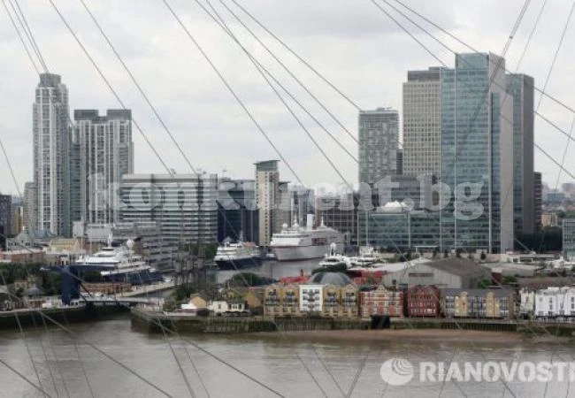 Голям пожар избухна край Лондон, чуват се взривове