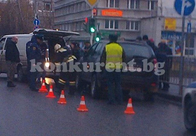 Разсеян шофьор влачи над километър труп с колата си