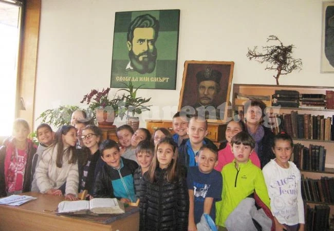 Ученици се докоснаха до магията на книгите