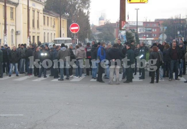 Полицаи блокираха кръгово кръстовище