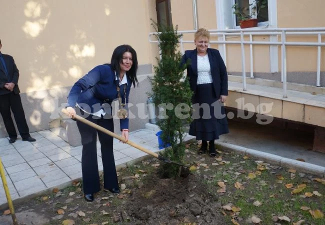 Новият кмет на Козлодуй почна мандата с посадено дръвче