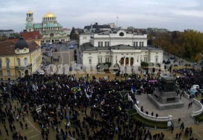Ченгета окупираха площада пред Народното събрание, очакват 25 000 на протеста