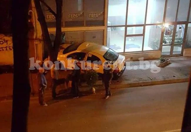 Извънредно! Такси се заби в офиса на ГЕРБ във Враца