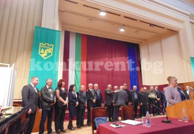 Избранниците на Враца дефилираха с галоши и костюми на клетвата 