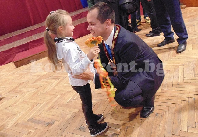 Най-малката фенка на кмета Каменов му пожела успех